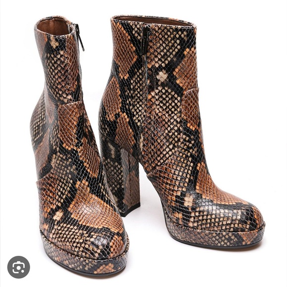 Vince Camuto Shoes - NWT Vince Camuto Jemeria Snack Print ankle booties size 6.5